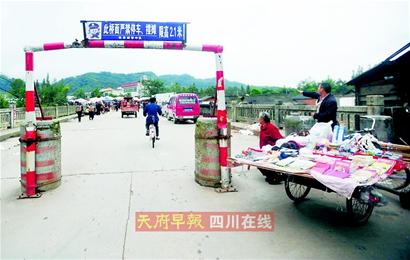 大邑悦来古镇漂亮 但是乱摆摊的多