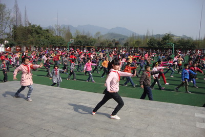 太极进校园 鹤鸣小学课间全校打太极