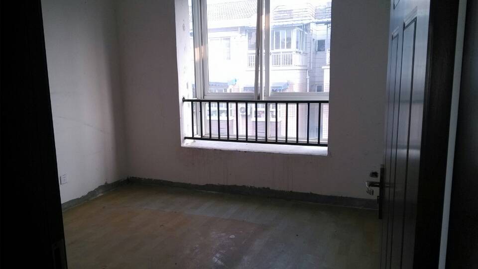 房主低价急售,赠送楼顶花园,低价实用,超值