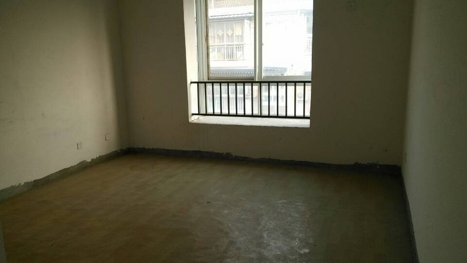 房主低价急售,赠送楼顶花园,低价实用,超值