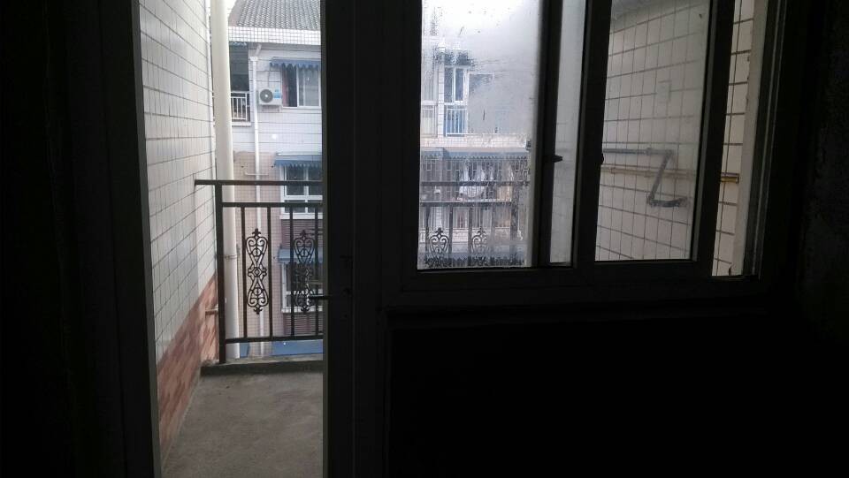 房主低价急售,赠送楼顶花园,低价实用,超值