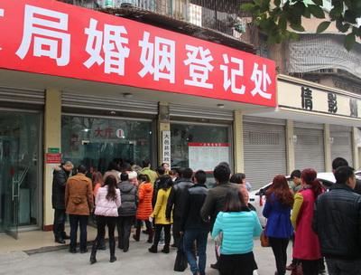 汤圆“邂逅”玫瑰 大邑县219对新人领证