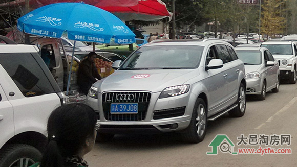 2014年大邑白岩寺彻底火了 赏银杏大军爬山观景