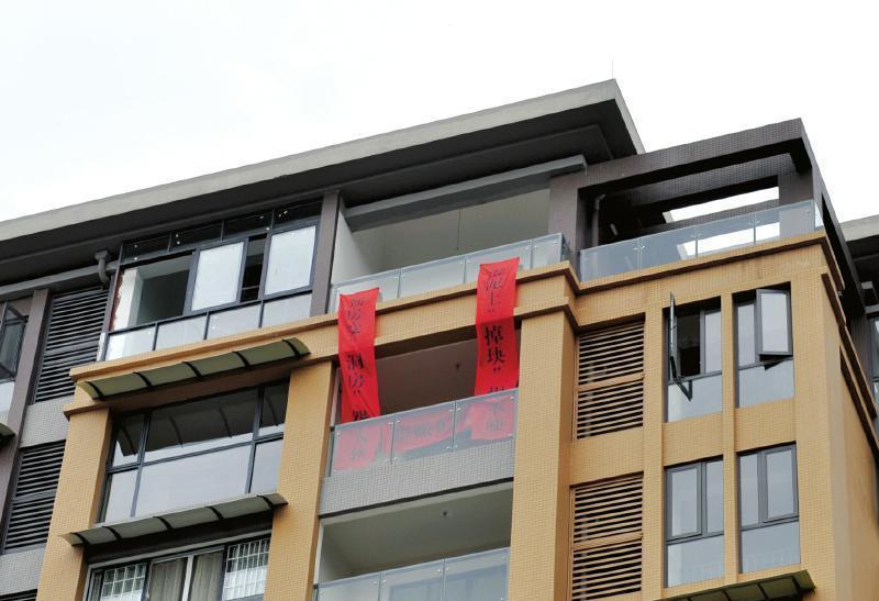 都江堰一新房变“洞房” 天花板老掉渣(图)