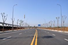 成蒲铁路大邑站周围新建道路，前方指路牌处为新建道路末端。