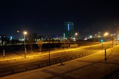 成蒲铁路大邑站夜景，前方远处建筑为商会大厦。