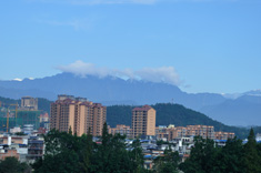 大邑县城北部区域，多为老城区，高层建筑少，视野较为开阔，远处雪山清晰可见，美景下的大邑你喜欢吗?
