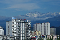 大邑县城抬头即可望见的西岭雪山，除了主峰，其他山峰也可看见，雪峰下的高层建筑为邑新酒店与建华小区。
