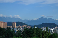 雪峰，青山，大邑县城共同形成了一副山美城美的画卷。
