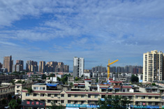 发展中的大邑县城，远处高楼林立，图视线为潘家街往桃源新城方向。